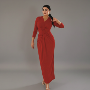 أحدث اشكال الفساتين السواريه: فستان سواريه صك أحمر بـ "عقدة" أمامية من براند Matching.