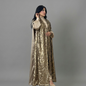 عباية سواريه "كريستال" مطرزة بالكامل بالترتر الذهبي من براند Matching لإطلالة فخمة.